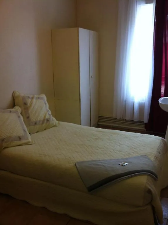 Hipotel Bordeaux Menilmontant Hotel 3*