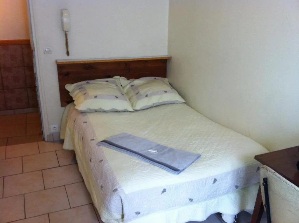 Hipotel Bordeaux Menilmontant Hotel 3*